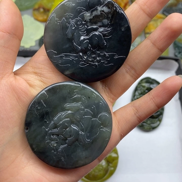 郭***）蛇纹石玉未镶嵌颈饰