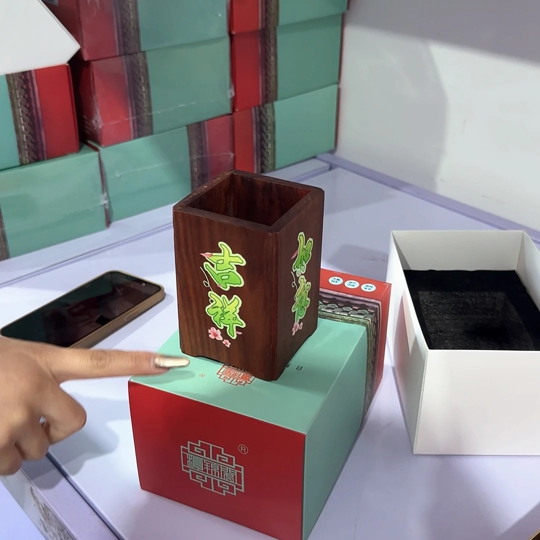 紫檀木类端景台血檀笔筒