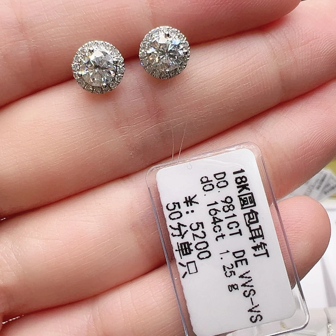 18K金镶嵌套链实验室培育钻石单颗50分，一对圆包耳钉k白
