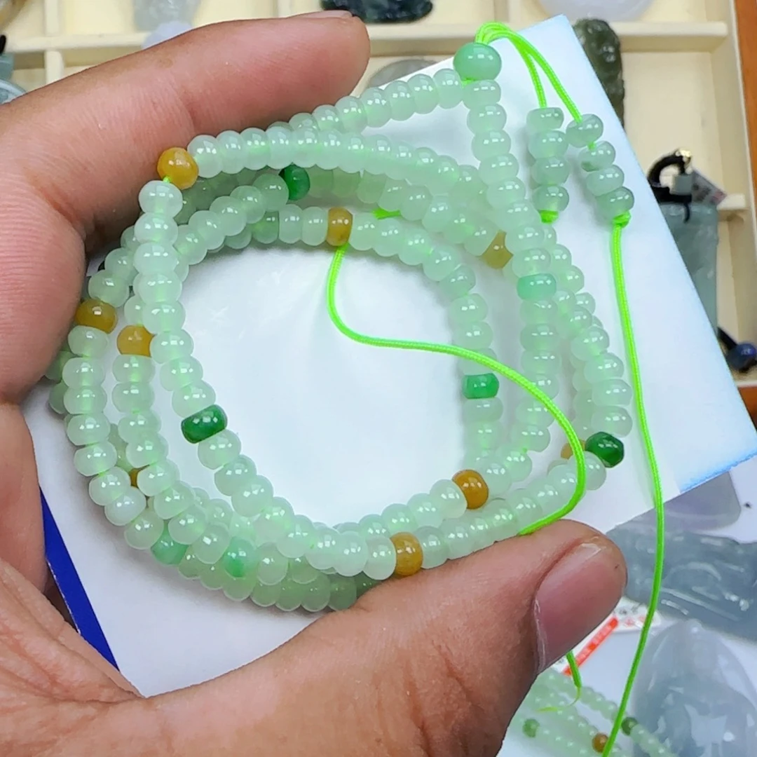 翡翠未镶嵌颈饰日**照，