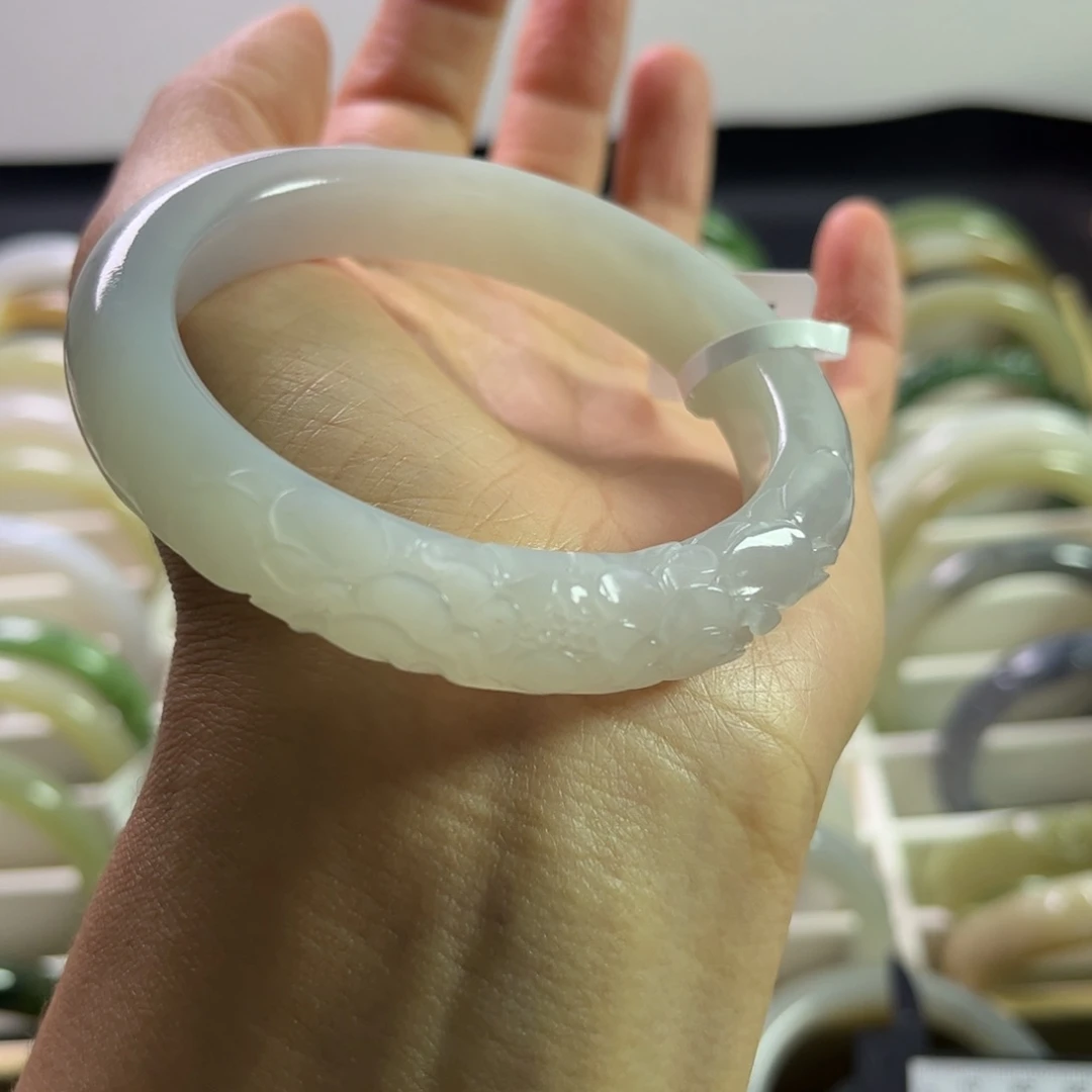 ****儿和田玉手镯未镶嵌55圈