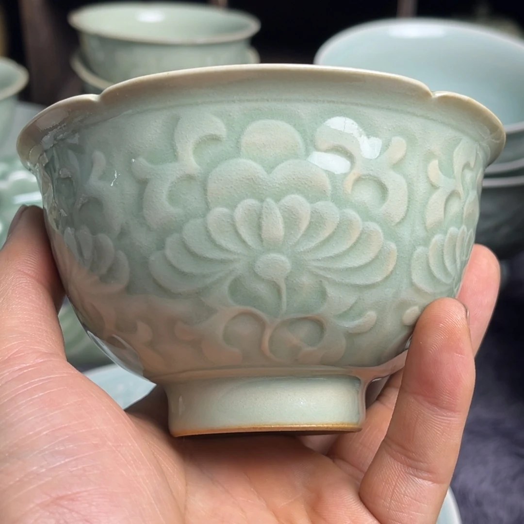 瓷天青色菊纹小碗