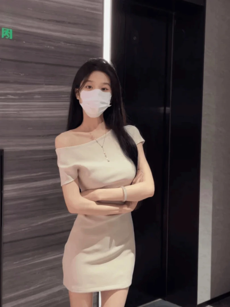 锁骨一字肩短袖连衣裙女夏季小个子收腰显瘦不规则露肩包臀短裙子