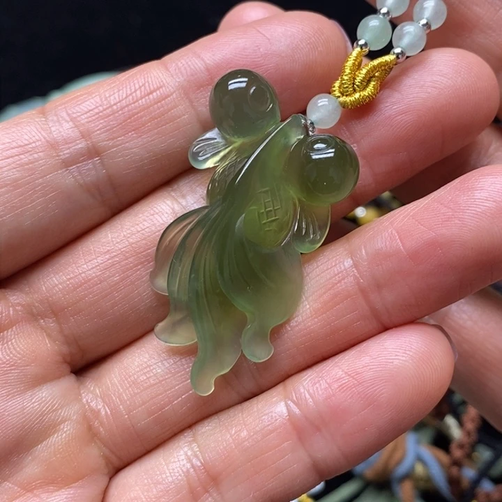 蛇纹石玉未镶嵌颈饰汇*
