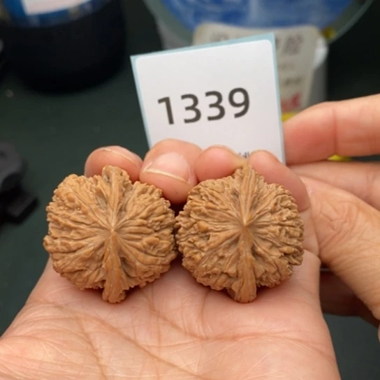 文玩核桃把件小**哥137手捻1339