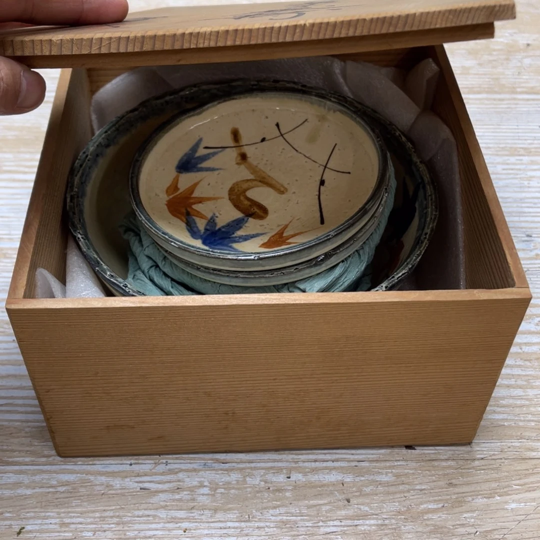 瓷片料****厨密密麻麻地排列着一个