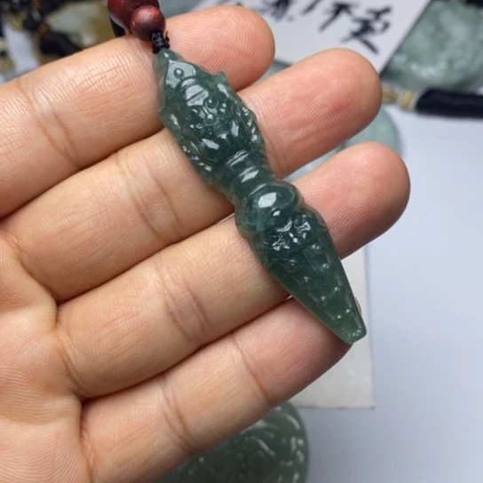 兔***头翡翠未镶嵌颈饰翡翠