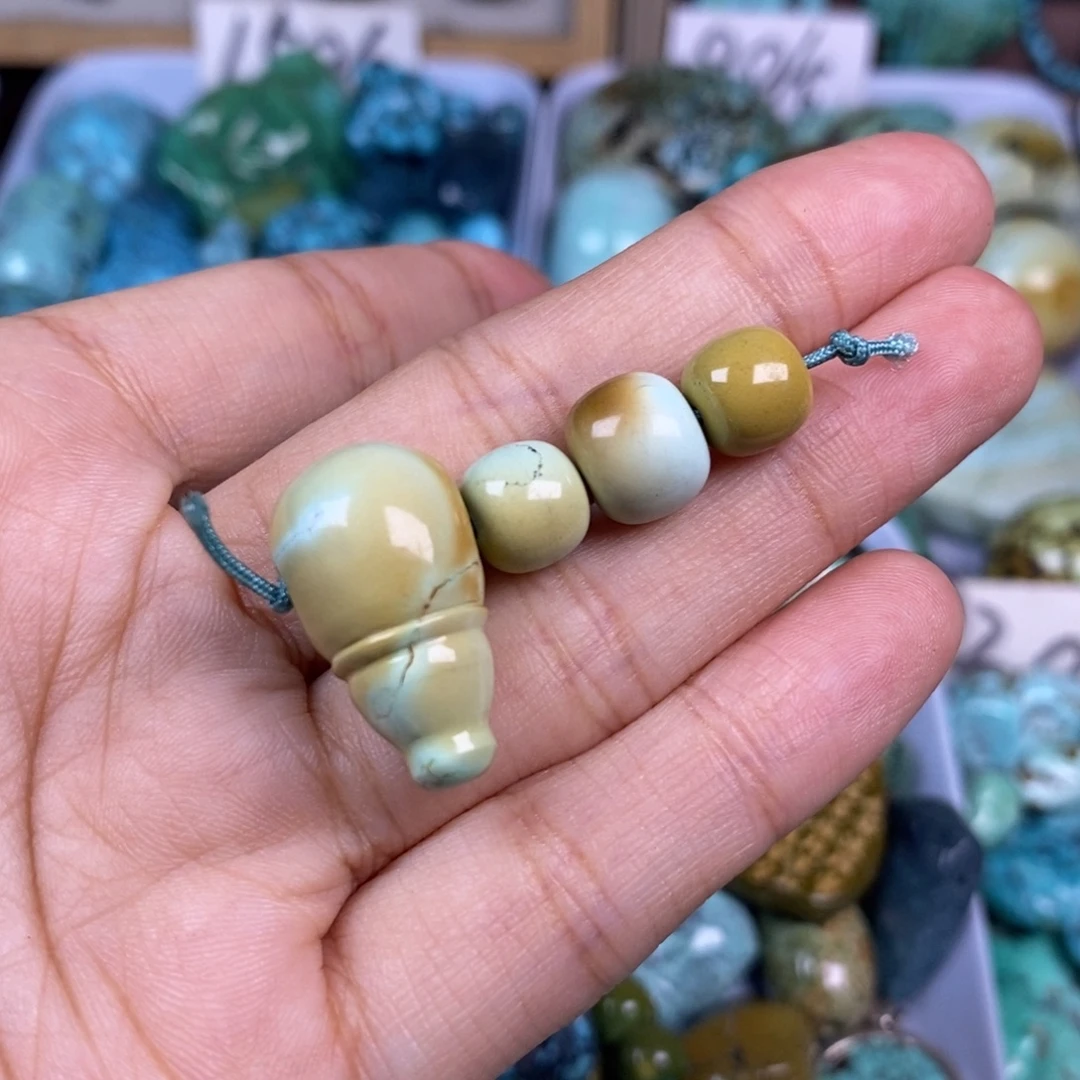 绿松石未镶嵌颈饰