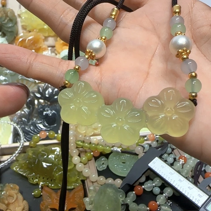 未镶嵌蛇纹石玉吊坠