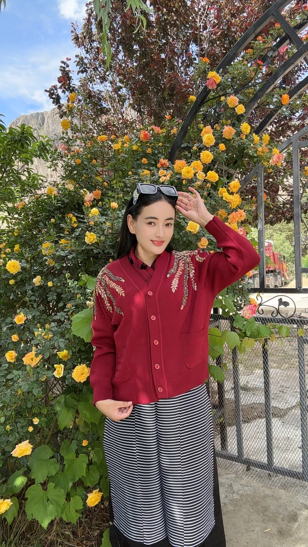 【主播央珍】家的藏装上搭配的珠绣针织开衫毛衣