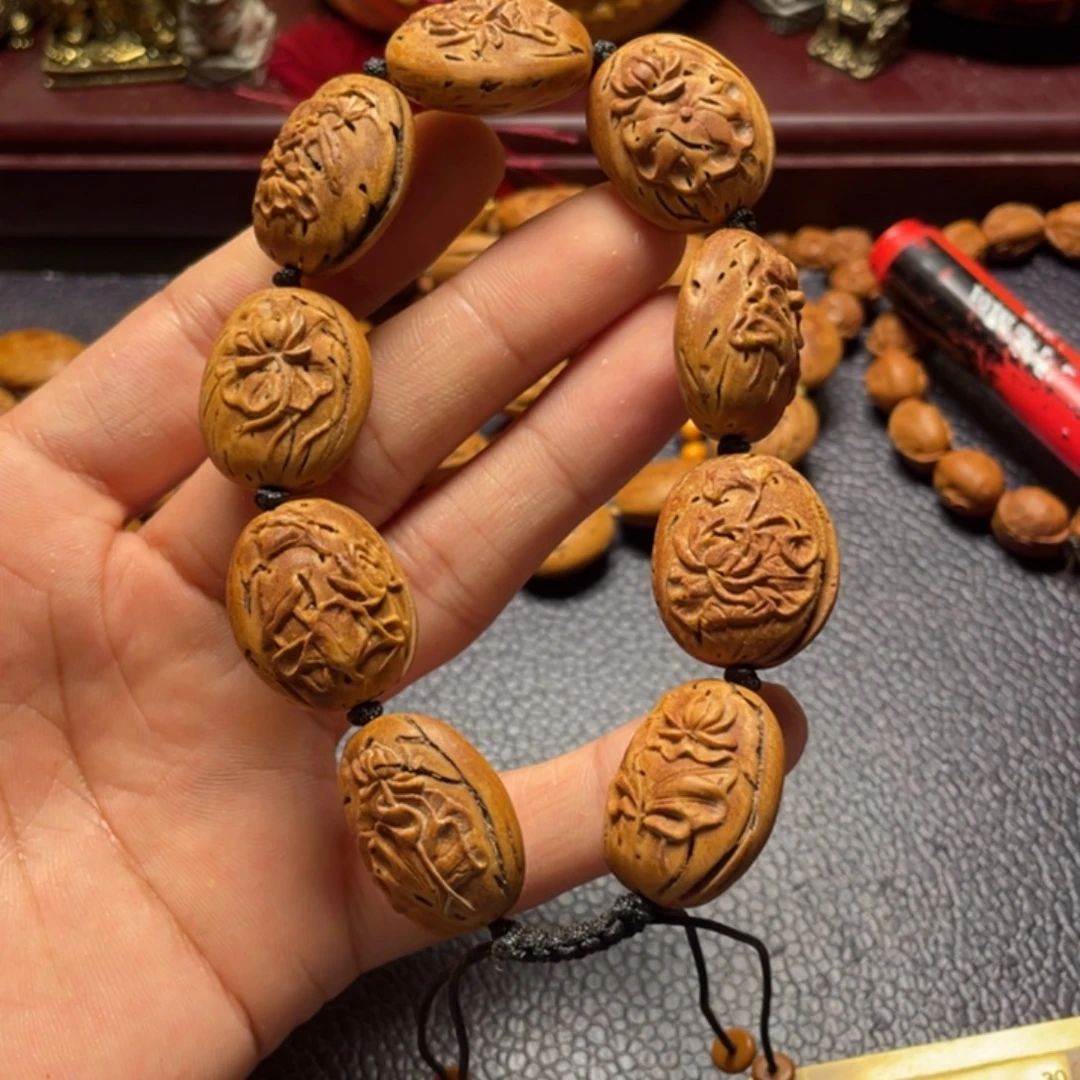 大桃核雕刻瑕疵莲花
