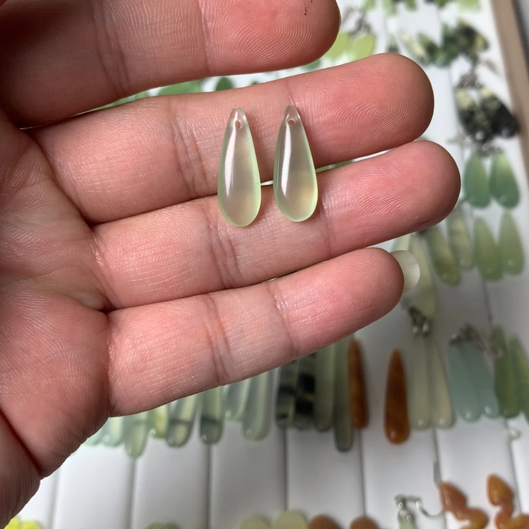蛇纹石玉耳环未镶嵌你****尾