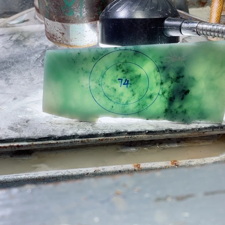 宝****定制翡翠未镶嵌手镯