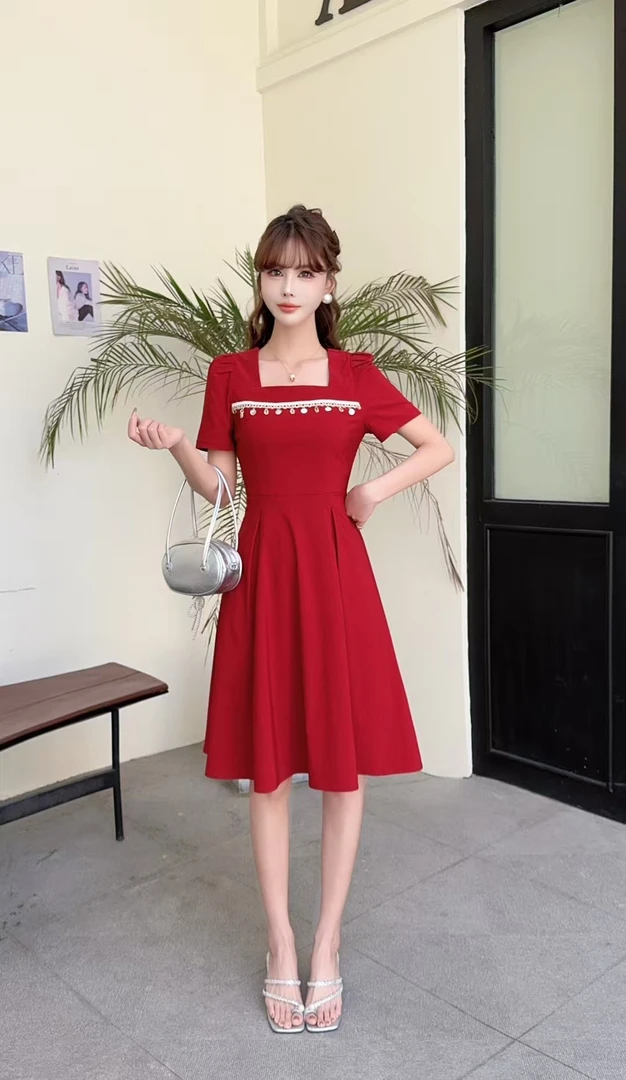 A型长裙短袖气质连衣裙红色小众方领常规收腰礼服时尚镂空
