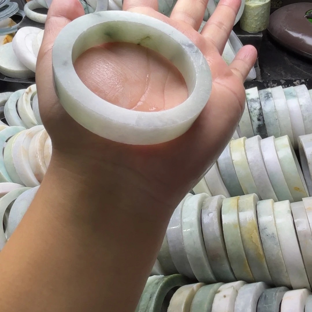 J***.定制翡翠未镶嵌翡翠手镯定制