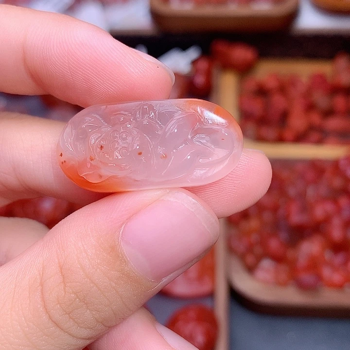 南红玛瑙未镶嵌南红莲花手牌