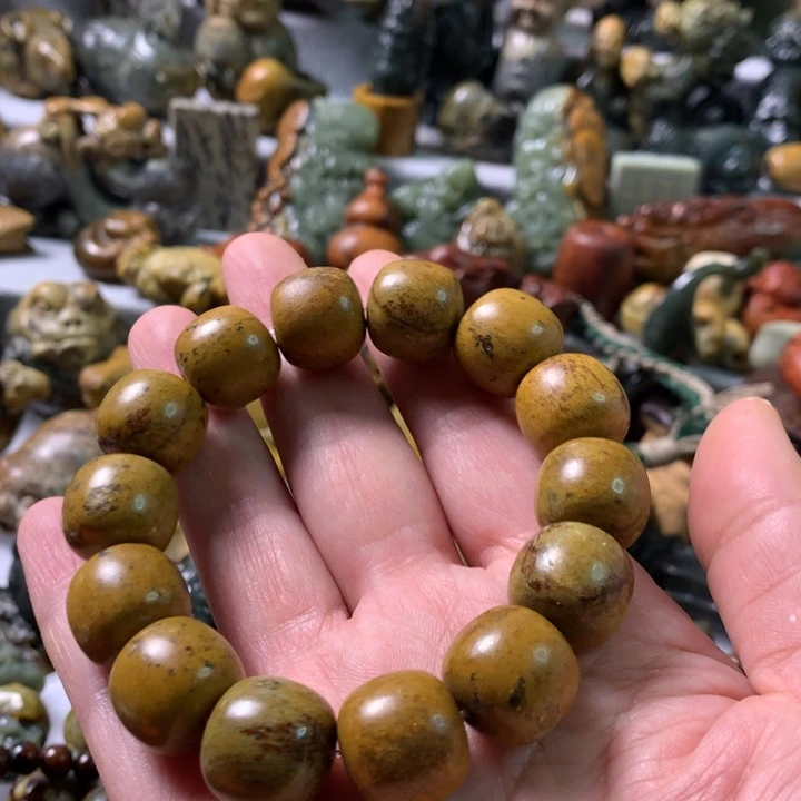 未镶嵌岫岩河磨玉（透闪石质玉）把件