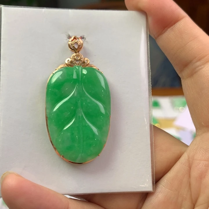 翡翠18K金镶嵌颈饰翡翠吊坠