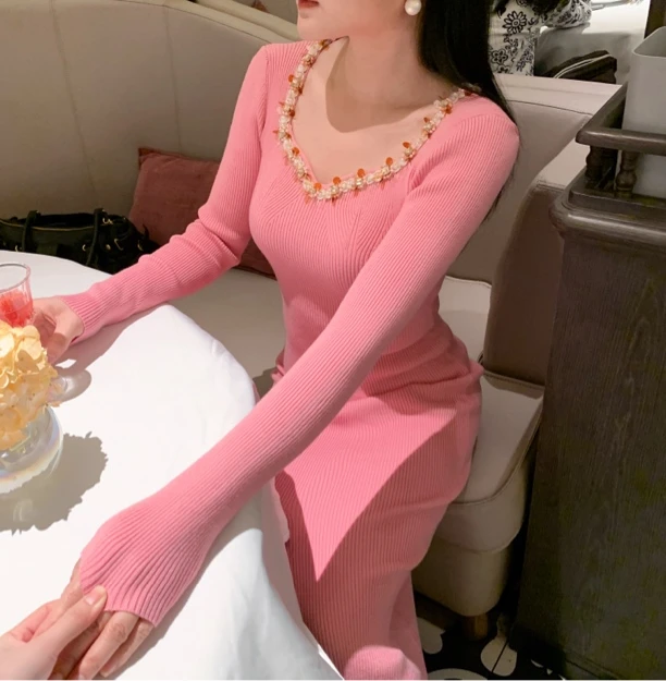 魅鹊 186【粉红女郎】秋冬新款法式方领重工钉珠修身显瘦针织连衣裙