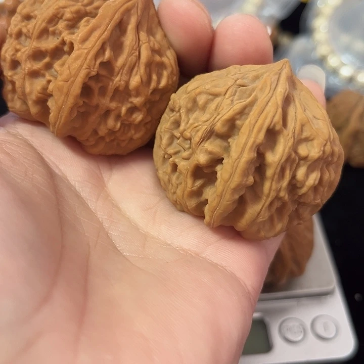 文玩核桃把件42左右鸡心，微瑕，编号025