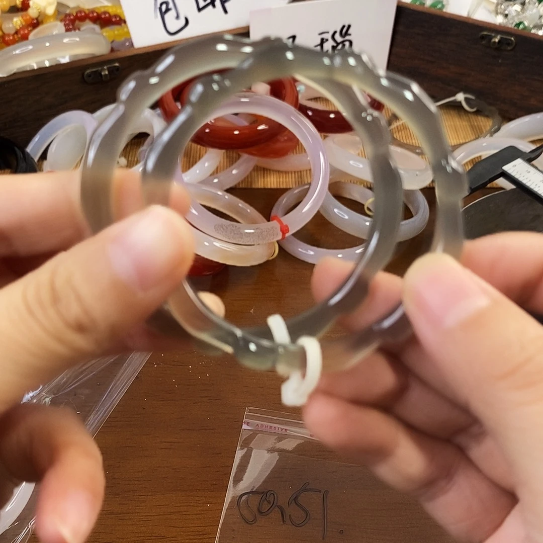 玛瑙/玉髓未镶嵌手镯C109。5051。 瑕