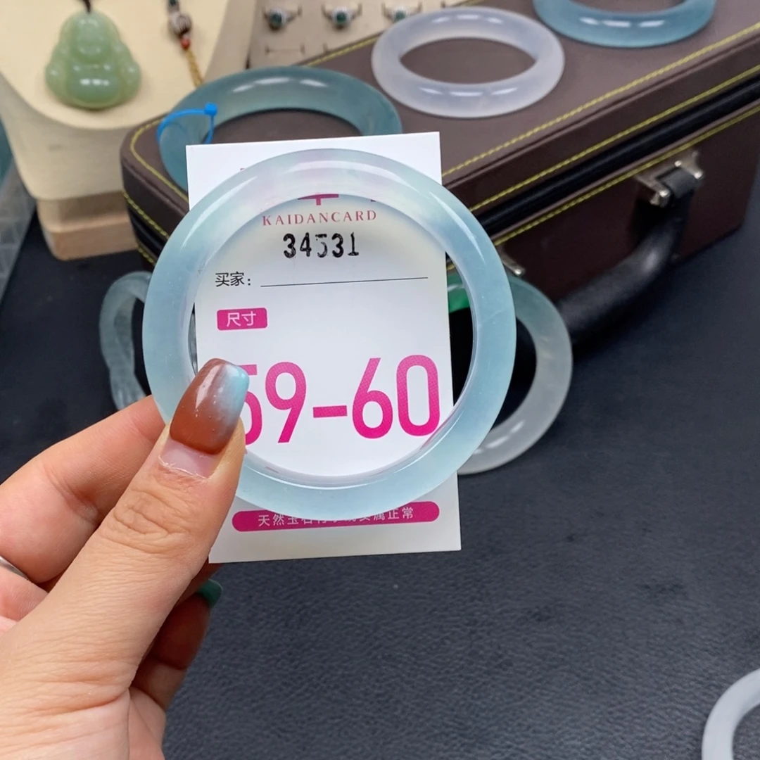 未***的石英质玉未镶嵌手镯