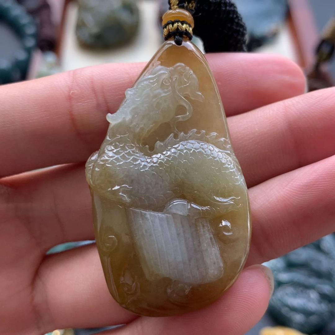 翡翠未镶嵌颈饰麒麟（买断）