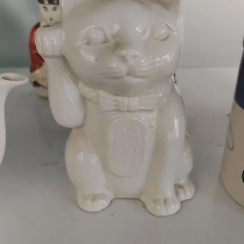 瓷片瓷片，各种摆件，均有瑕疵。沙锅！