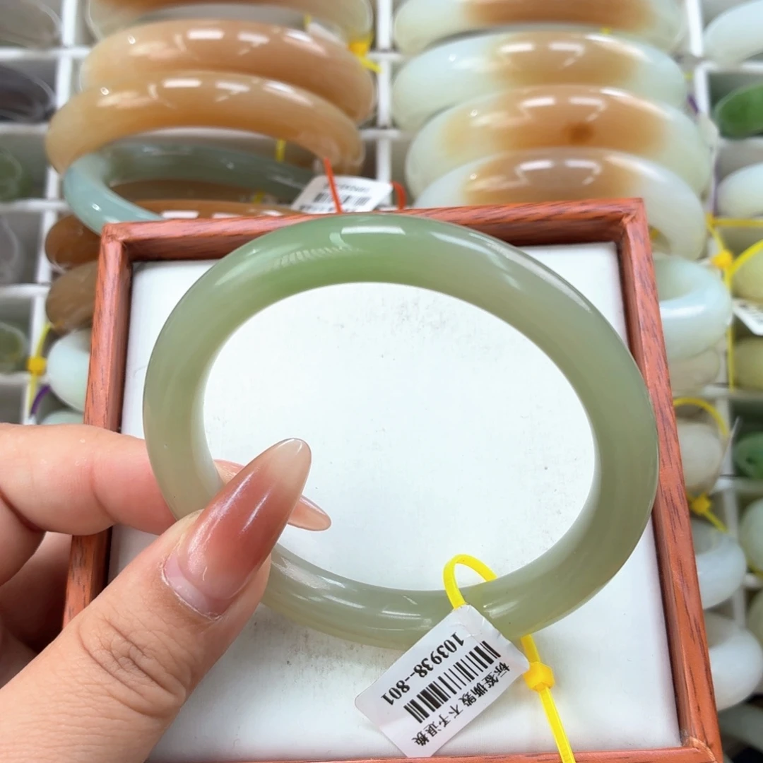 和田玉手镯未镶嵌小**?