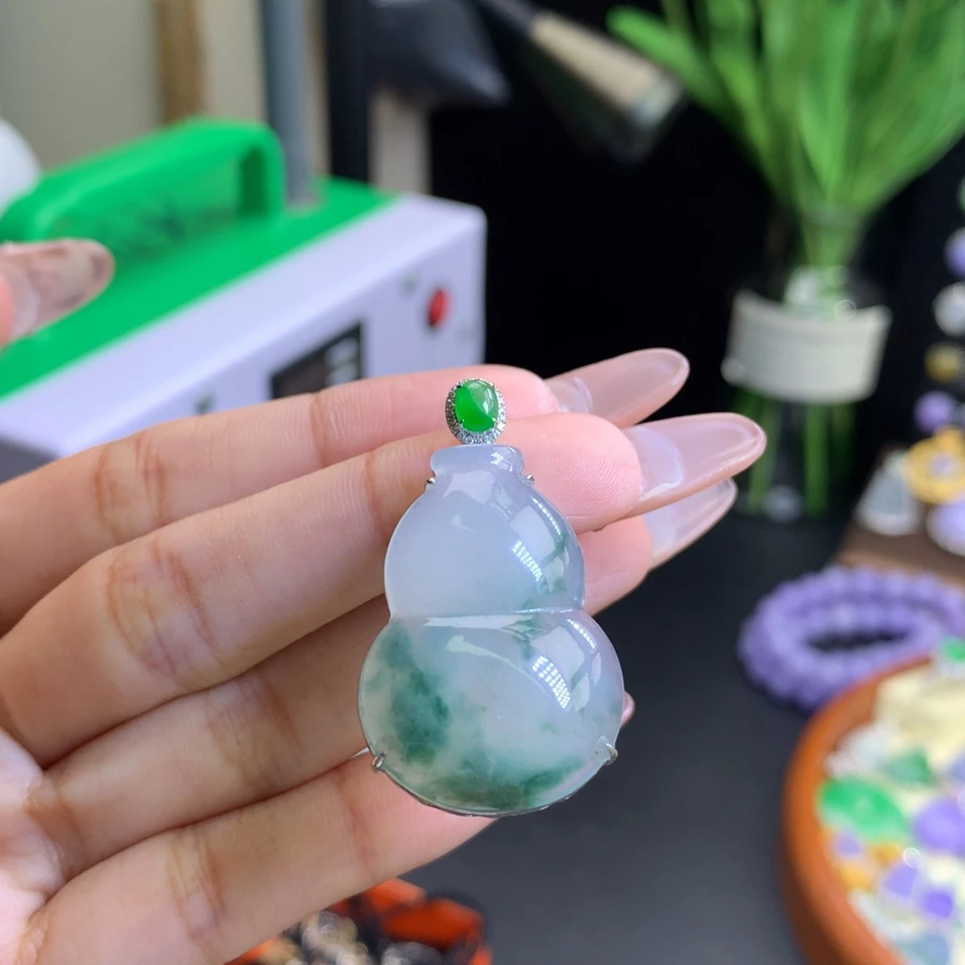 大***糊翡翠18K金镶嵌颈饰