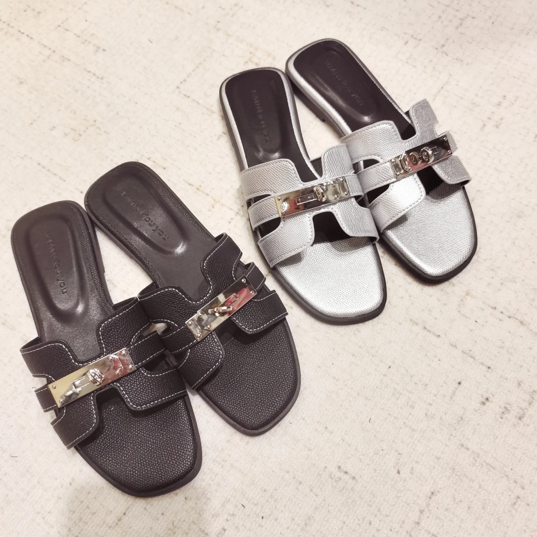 666-8高级感小众金属扣拖鞋女新款防滑软平底一字沙滩凉拖