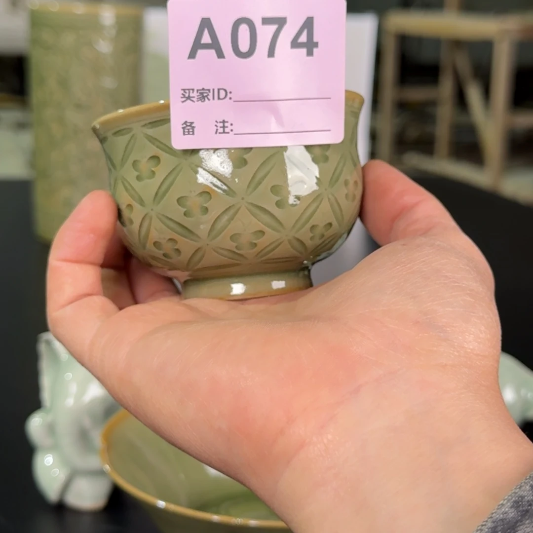 微瑕 钱纹蝴蝶阴刻杯 074