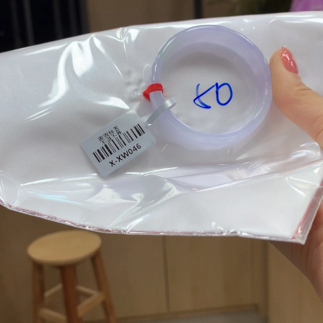 翡翠手镯未镶嵌不退不换