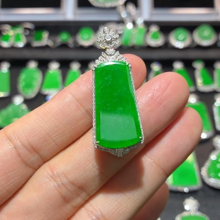 翡翠18K金镶嵌颈饰翡翠