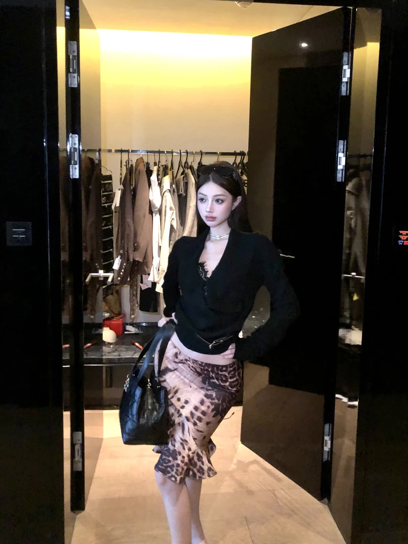 秋季黑色辣妹皮带扣收腰翻边V领针织毛衣+美式豹纹低腰鱼尾半裙女