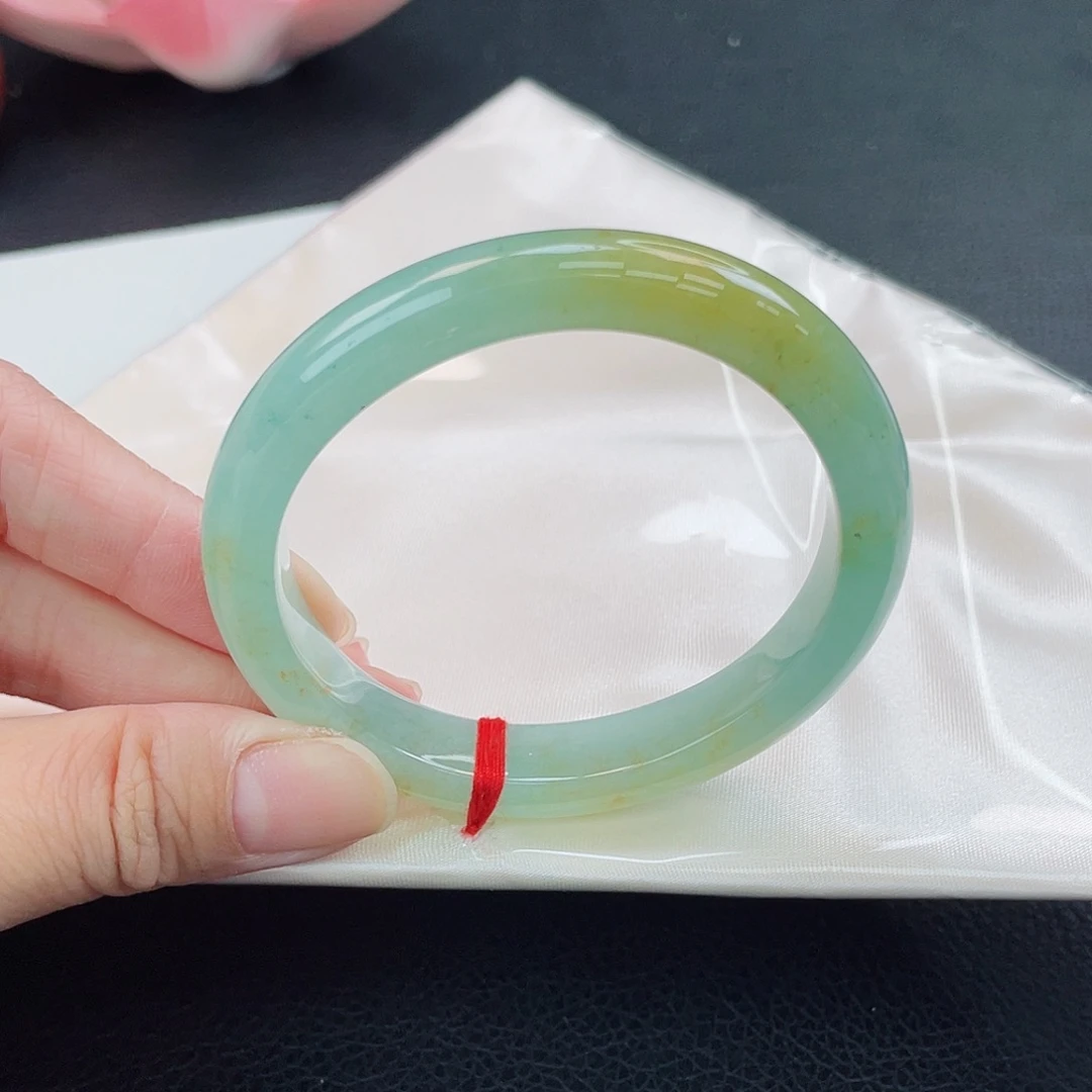 翡翠未镶嵌手镯黄加绿 贵妃