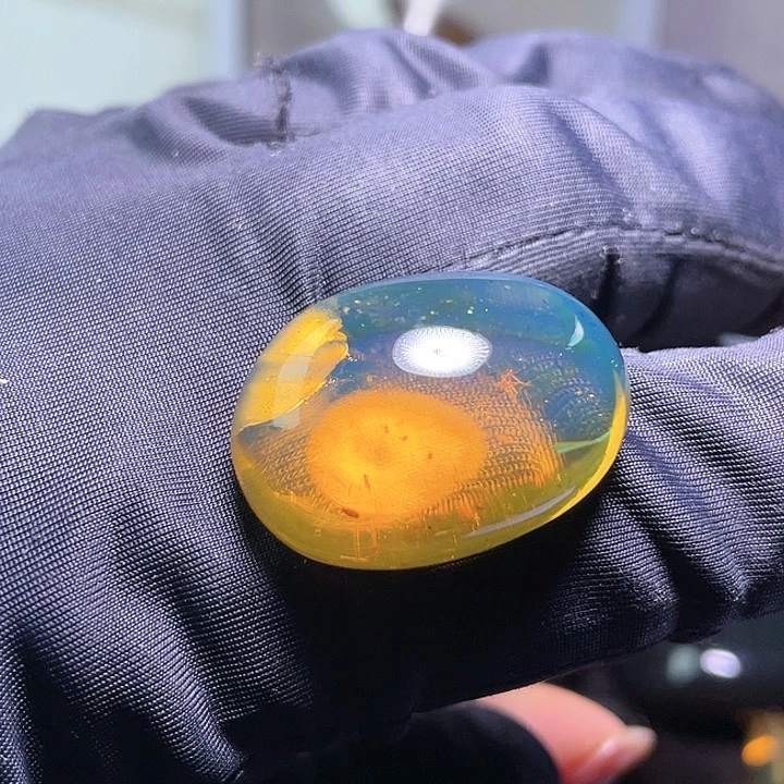 琥珀裸石未镶嵌。。