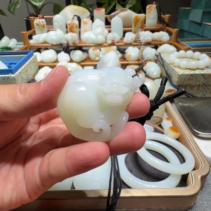 ****蝎和田玉未镶嵌颈饰