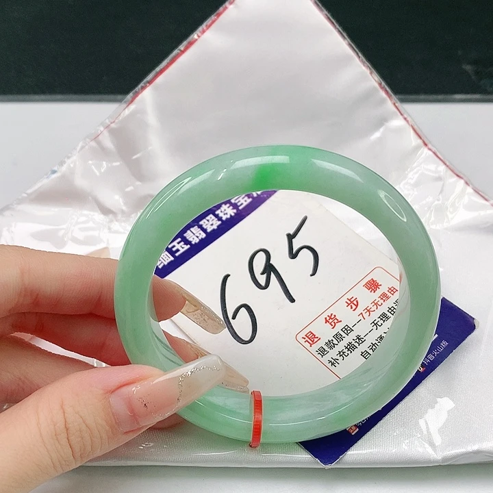 翡翠手镯未镶嵌翡翠手镯