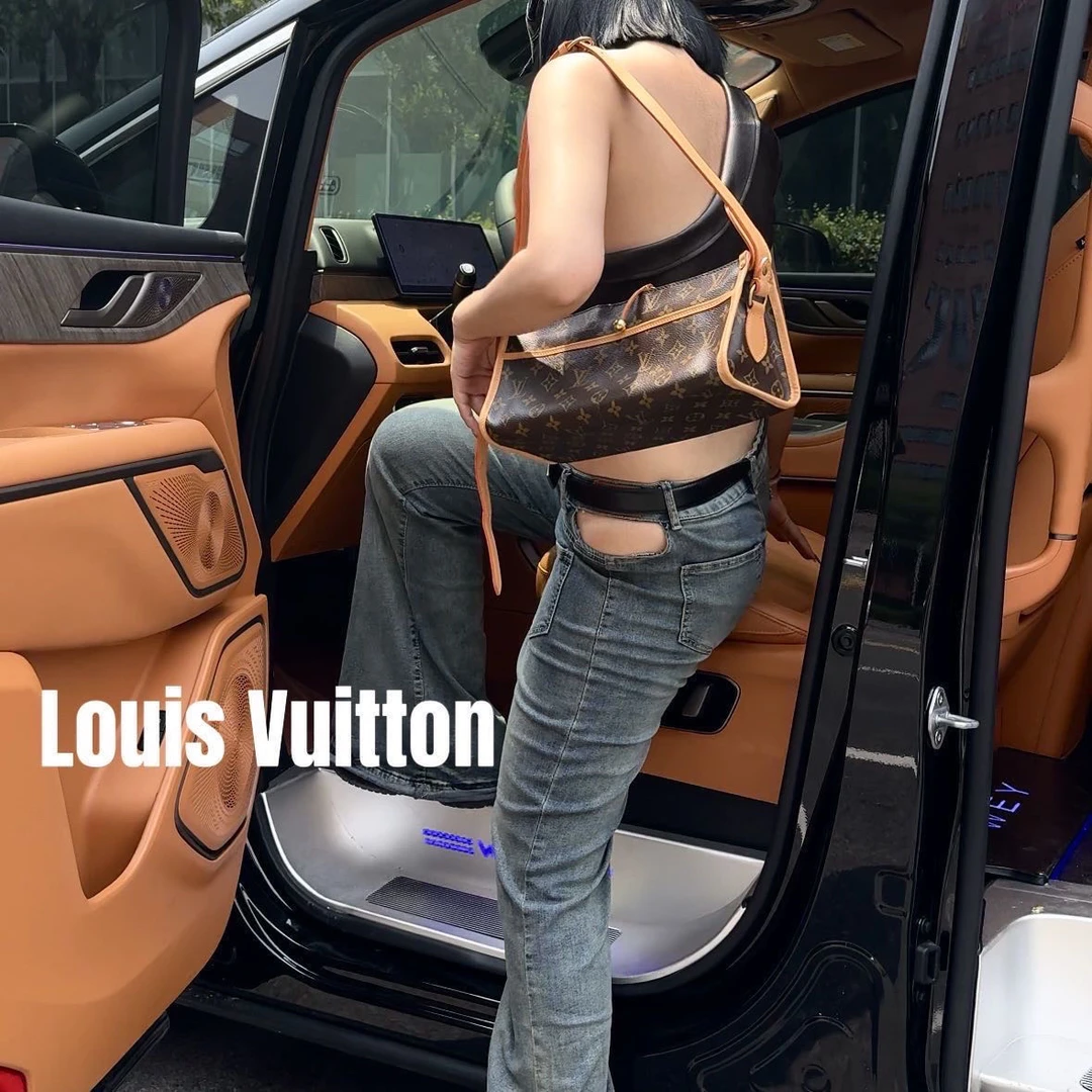 修复品8615296/LouisVuitton/路易威登三角金球斜挎包