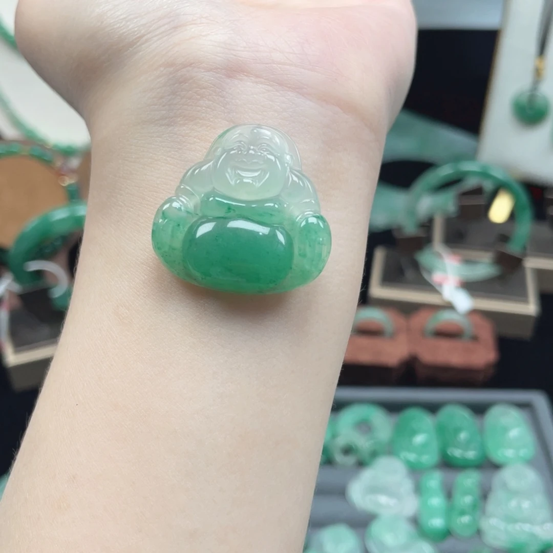 石英质玉（非洲翠）未镶嵌颈饰佛公