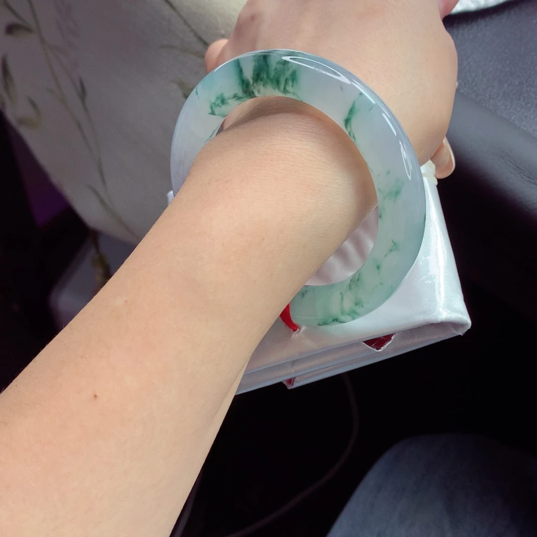 翡翠手镯（圆镯）未镶嵌54圈口双面挂花意境美冰胶白底飘蓝花