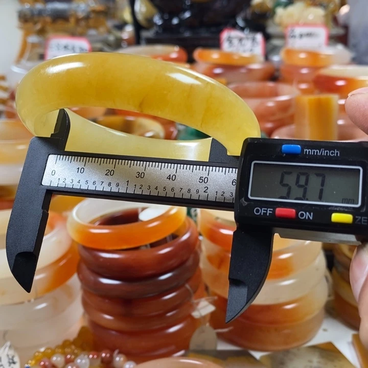 石英质玉（黄龙玉）颈饰合金