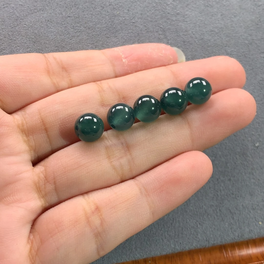 小***吴散珠翡翠危蓝卡7.8，5颗