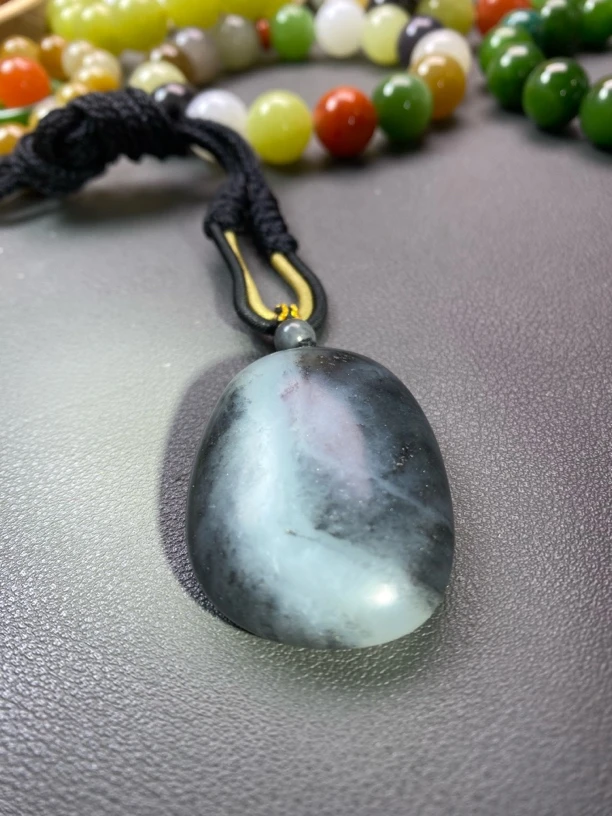 新疆和田玉青花一线天原石挂件