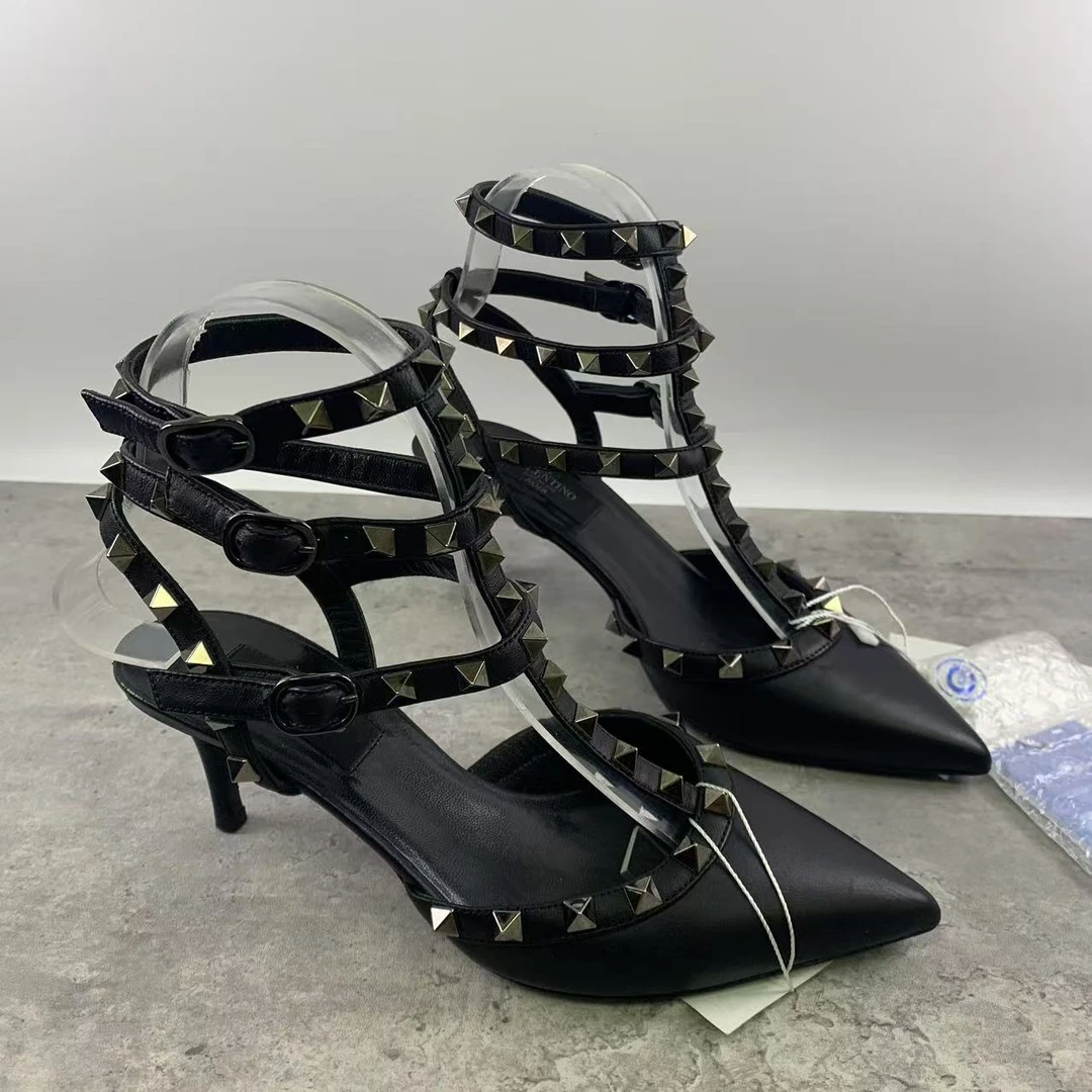 99新 Valentino/华伦天奴 36码/黑色经典铆钉三环口低跟单鞋 1388