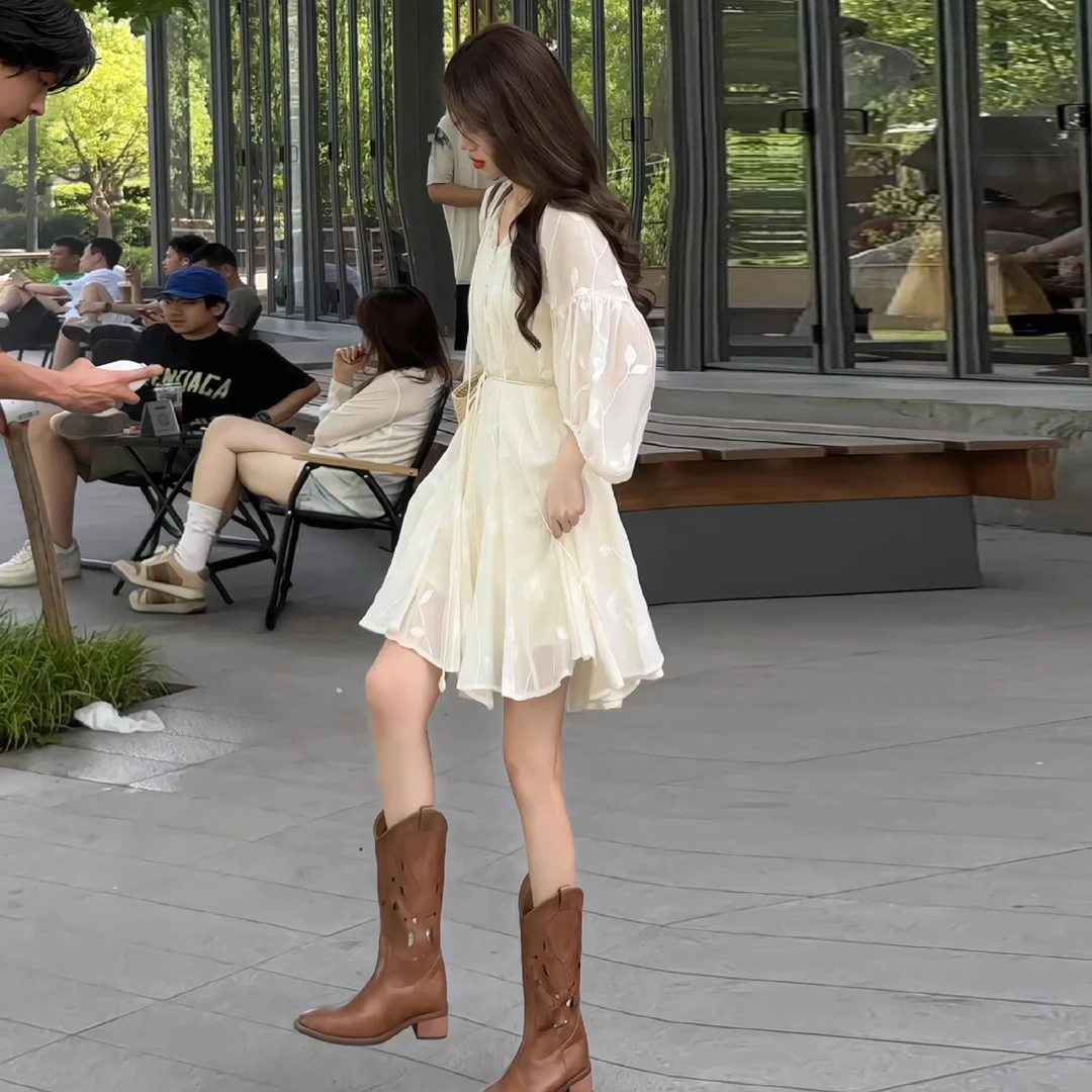 法式长袖刺绣花连衣裙子女夏秋季2025新款新疆旅游度假小个子短裙