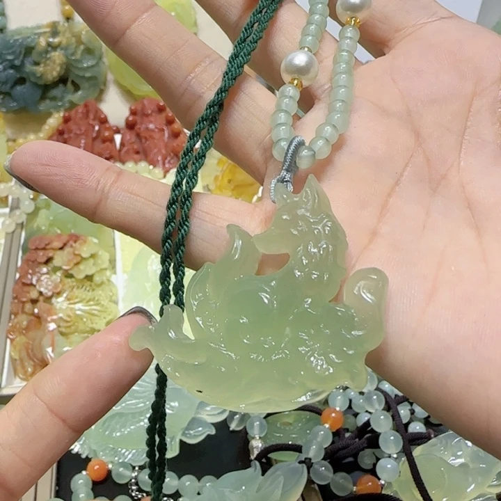 未镶嵌蛇纹石玉吊坠