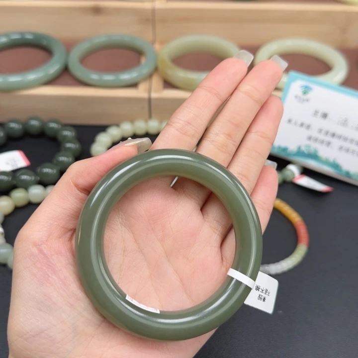 未镶嵌手镯和田玉新疆薄荷奶绿