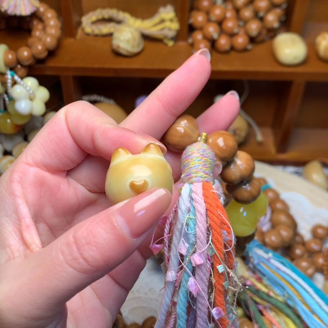 每***悟猴头核桃吊坠柯基粉流苏